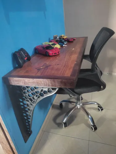 Mesa de computador, escrivaninha ou mesa de decoração.