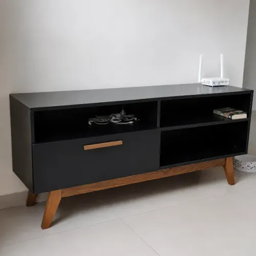 Rack para TV - 136 cm | Preto com Pés de Madeira | Ótimo Estado