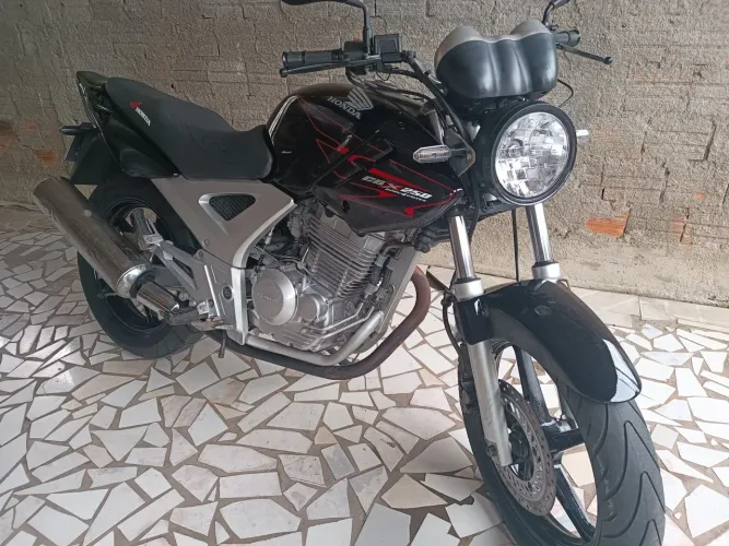 Moto em perfeito estado com dois pneus zero
