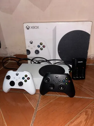 Xbox Séries S - Com carregador de pilha, 2 controles, 44 jogos