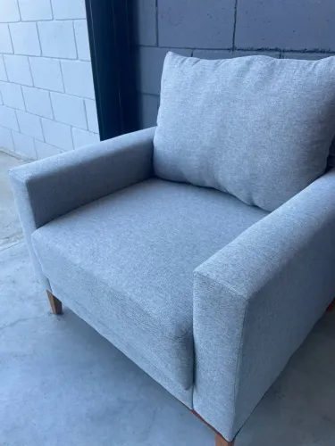 POLTRONA EM LINHO COM ALMOFADA (ENTREGA)