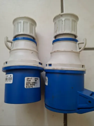 Kit Plugue + Tomada Industrial 2P+T, 32A, 6h, 200/250V, 50/60Hz, com proteção IP44