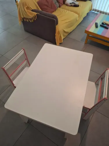 Conjunto de mesa e 2 cadeiras.