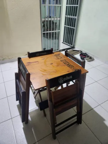 Vendo conjunto de mesa nova com 4 cadeiras 300$