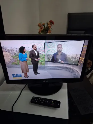 TV Monitor LG 22 Polegadas (Perfeita como TV e Monitor) + Controle e Cabos.