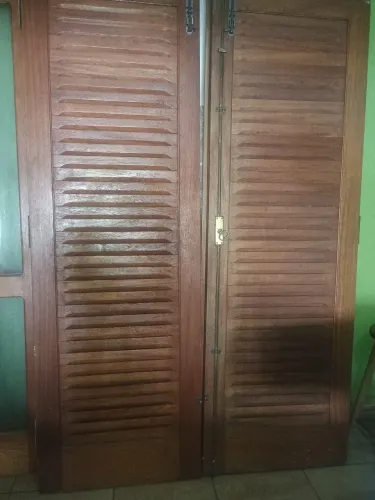 Porta de madeira maciça