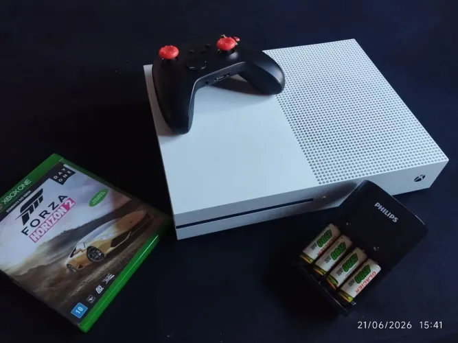 Xbox One S 1 TB + Jogos + Controle + carregador
