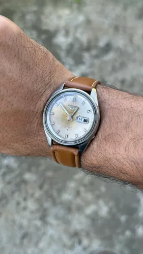 Relógio seiko 5 automático vintage original com pulseira de couro e mostrador em romano