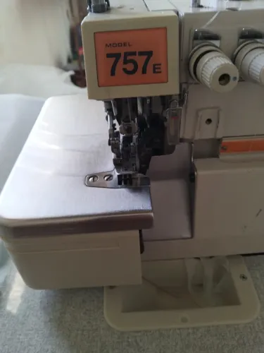 Máquina overlock Siruba