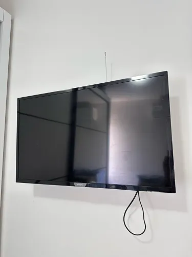 TV Philips 32 polegadas (alguns LEDs com defeito, porém funcionando normalmente)