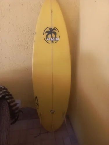Prancha de surf e vem com a capa