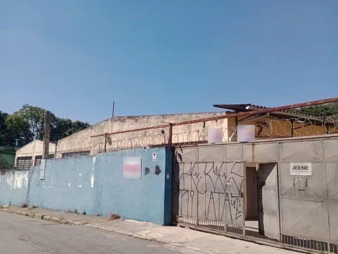 Galpão na Rua Eulo Maroni, 2 720 m²