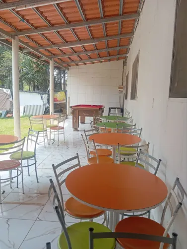 Vendo 10 jogos de mesas de madeira com ferro