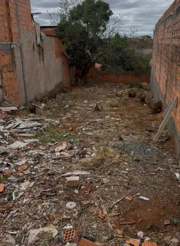 O único lote qui ainda tem na vila atlântica