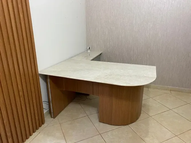 Mesa de mármore em L