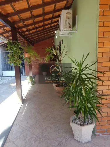 Casa de Condomínio em São Gonçalo - Rio do Ouro com 300m², 4 dormitórios e 4 banheiros por