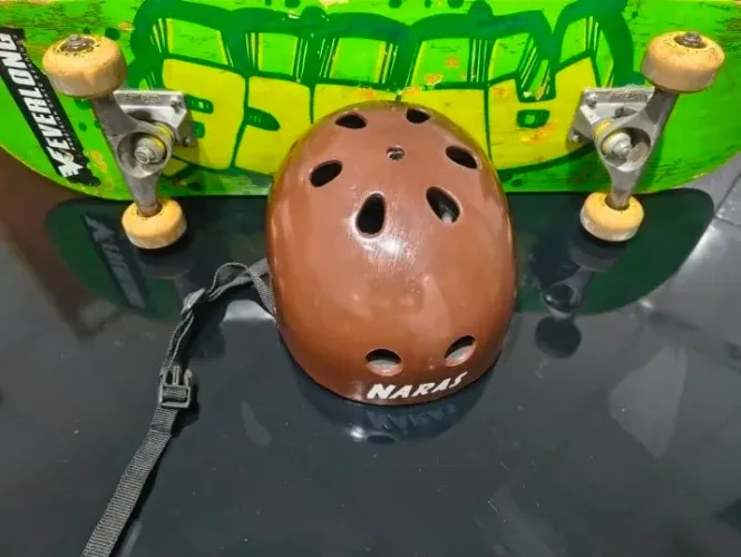 Skate + capacete.