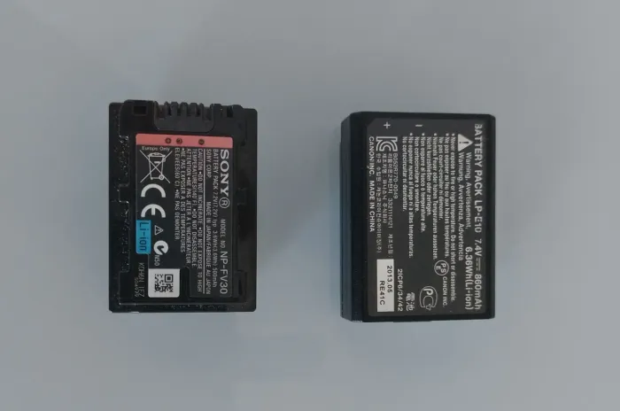 Lote com duas baterias [uma Sony e outra Canon]