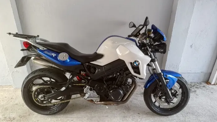 Moto BMW F800 R 2014/2015 azul e branca