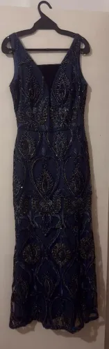 Vestido de festa azul com bordados em dourado e fenda nas pernas