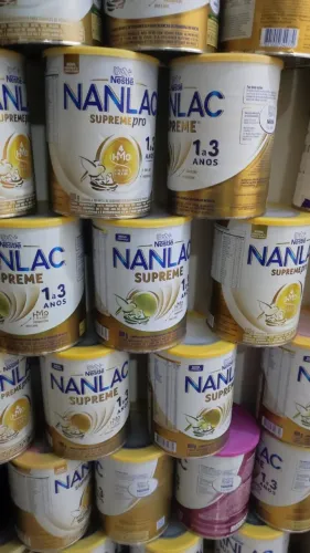 latas de leite vazias da grande