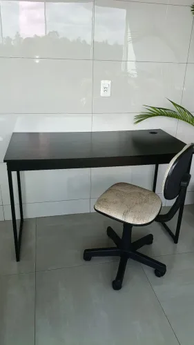 Mesa e cadeira para computador