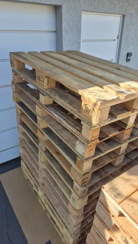 Paletes seminovos 15.00 reais cada, madeira eucalipto, medida 1.20mt por 0,80 centímetros