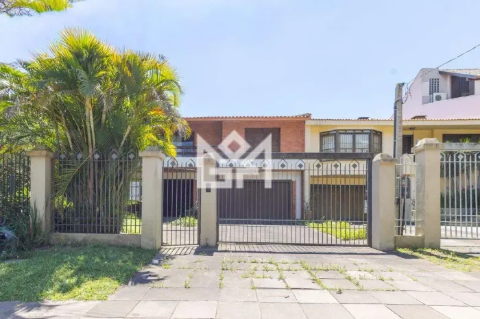 Casa à venda com 4 quartos no Bairro Cristal, Porto Alegre (Frente)  Piscina, Churrasqueir