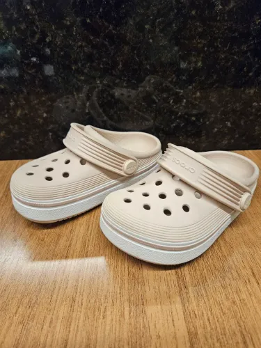 Crocs infantil off Court Clog, tamanho C 8