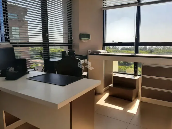 Sala comercial com vista para o Rio Guaíba no Centro Clínico Mãe de Deus.