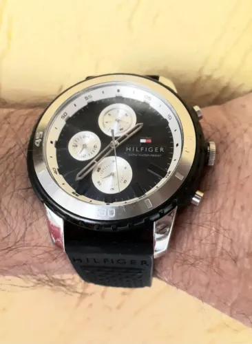 Belíssimo e raro exemplar Relógio TOMMY HILFIGER original de coleção em estado de novo