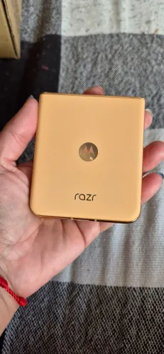 Vendo Motorola Razr 50 ultra de 512gb na cor Pêssego com pouco tempo de usopor R$3.200!