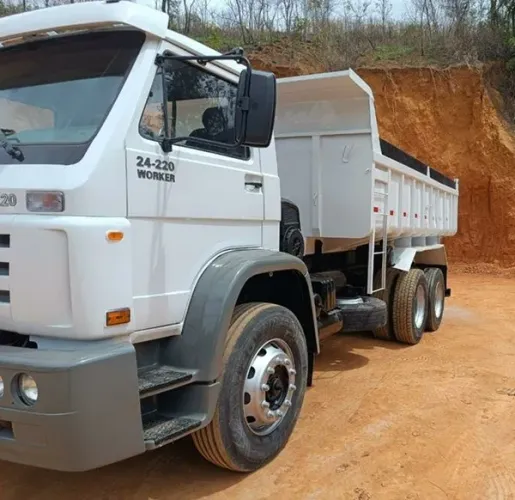VW 24220 worker 6x2 truck ano 2006 com caçamba
