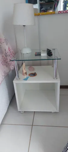 Mesa cabeceira tampo em vídeo e rodinhas.