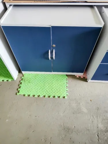 Estantes baixas com duas portas na cor azul