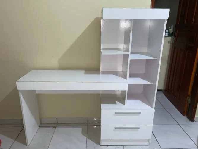Escrivaninha com gavetas