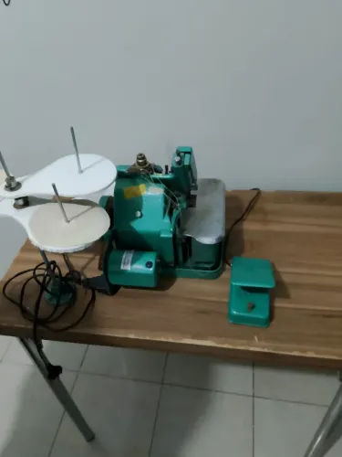 Máquina de costura Overlock