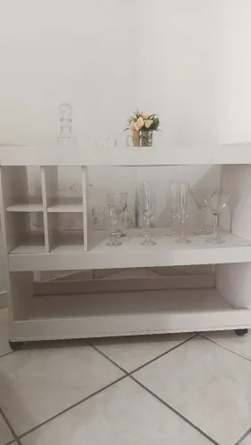 Aparador / Barzinho Off White com Porta-Taças - Elegante e Funcional!