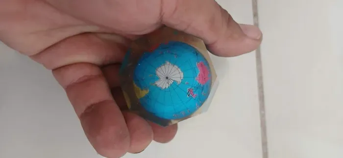Globo terrestre em resina lapidada [decorativo]