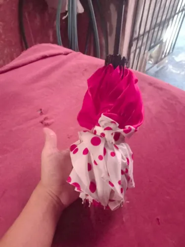 Sombrinha rosa com bolinhas