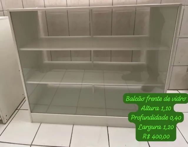 Balcão com 3 prateleiras e frente de vidro 