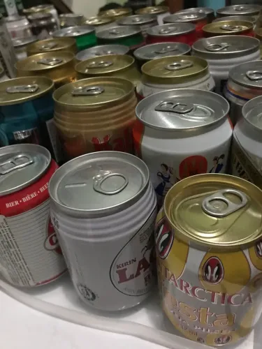 Coleção de latinhas de cerveja