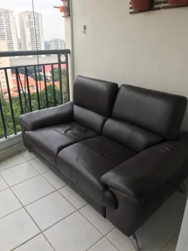 SOFÁ DE COURO LEGÍTIMO 2 LUGARES MARROM - ESTADO DE NOVO - RETIRA HOJE VILA INDIANA