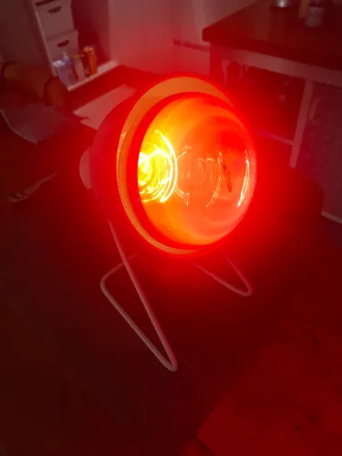 Luz infravermelha com suporte