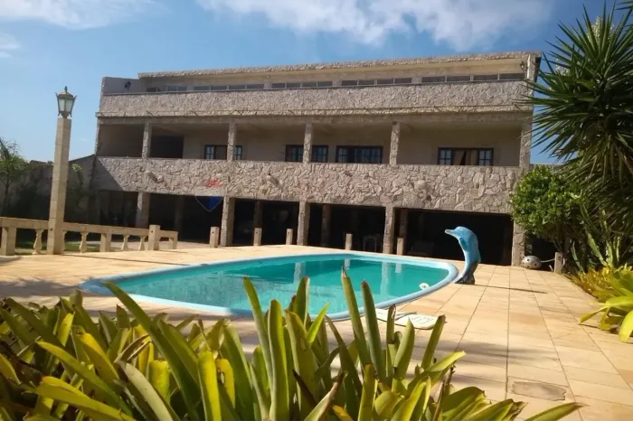 Casa de 3 Pavimentos de Frente para a Praia com Piscina - Jardim Atlântico Leste, Maricá