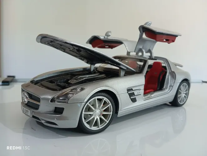 Top Miniatura Mercedes-Benz SLS AMG - Maisto - escala 1/18
