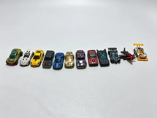 12 Carrinhos, antigos e raros de outros países da hot Wheels.