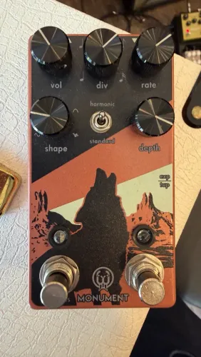 Pedal Tremolo Walrus Monument
