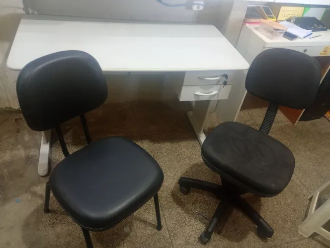 Duas cadeiras e uma mesa com duas gavetas e chave de escritório