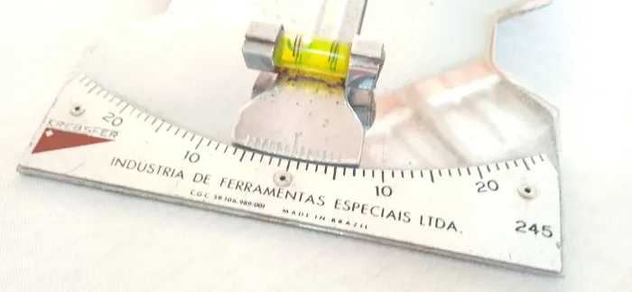Nível com ângulo ferramenta nível funcionando